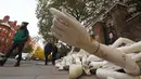 Potongan lengan manekin yang sengaja diletakkan di depan pintu masuk Kedutaan Besar (Kedubes) Rusia di London, Kamis (3/11). Pengunjuk rasa mengklaim lengan-lengan plastik itu mewakili luka-luka yang dialami warga Aleppo, Suriah. (REUTERS/Toby Melville)