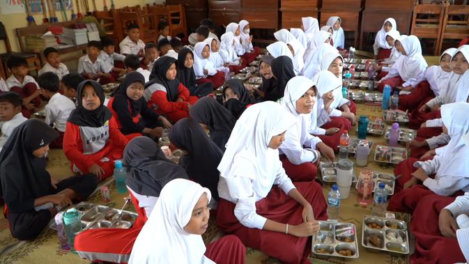 Peringati Hari Kartini, MBG di SDN 2 Barukan Disajikan Prasmanan: Ada Susu Hingga Kelengkeng