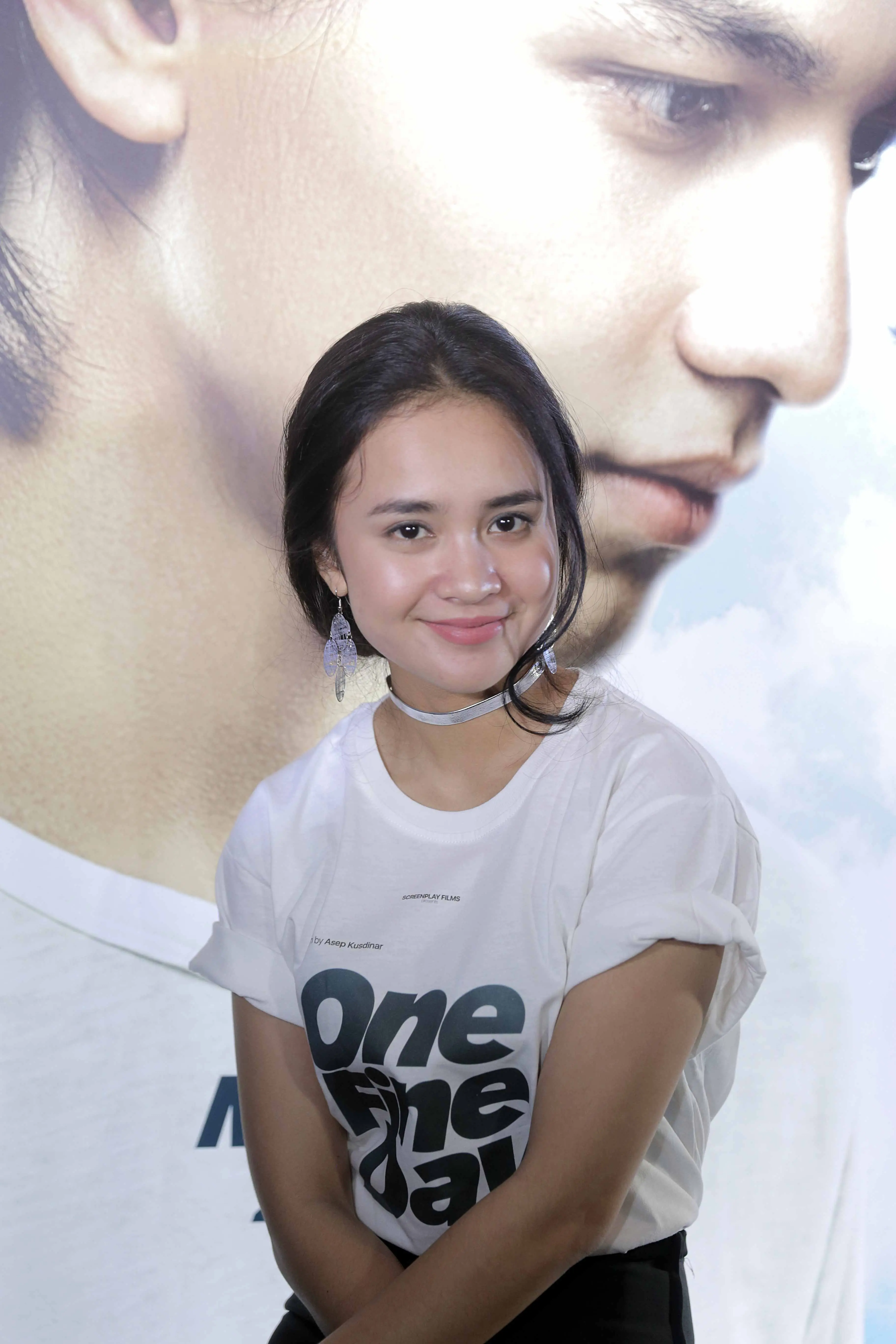 "Dandan kayak cewek spanyol. Lifestyle Alana seperti kaum elite Spanyol. Banyak yang tanning. Secara rambut dari asal keriting alami, disisir tipis. Gak ada yang pakai lengan panjang, celana jeans panjang," lanjutnya. (Nurwahyunan/Bintang.com)