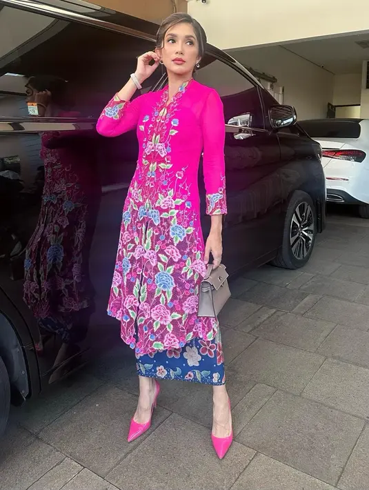 Penampilan Ussy semakin kece sempurna dengan menenteng handbag berwarna abu-abu dan high heels pink yang senada dengan warna kebayanya. Foto: Instagram.
