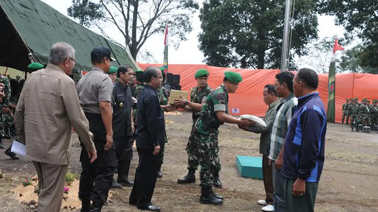 TNI bantu pengungsi Gunung Sinabung