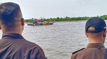 Penenggelaman kapal Malaysia oleh Kejari Dumai karena melakukan ilegal fishing di perairan Indonesia.