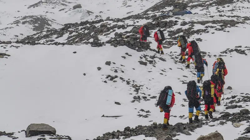 FOTO: China Ukur Ulang Tinggi Gunung Everest