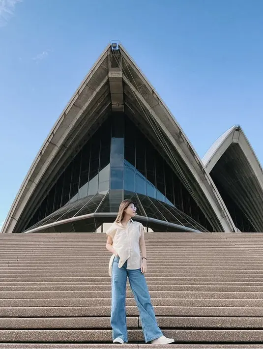 Perempuan kelahiran 1996 ini tampil kasual dengan kemeja tanpa lengan dipadukan celana denim dan sneakersnya. (@mitziabigail)