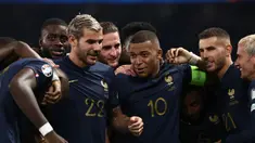 Timnas Prancis masih menjaga hasil sempurna di Grup B Kualifikasi Euro 2024 setelah memetik kemenangan kelima saat menghadapi Republik Irlandia di Parc des Princes Stadium, Paris, Jumat (8/9/2023) dini hari WIB. Kylian Mbappe dkk berhasil menang dengan skor 2-0 lewat gol yang dicetak masing-masing oleh Aurelien Tchouameni pada menit ke-19 dan Marcus Thuram pada menit ke-48. Dengan hasil ini, Timnas Prancis makin kukuh di puncak klasemen Grup B dengan raihan 15 poin, unggul 9 angka atas Belanda di posisi kedua yang baru memainkan 3 laga. (AFP/Franck Fife)