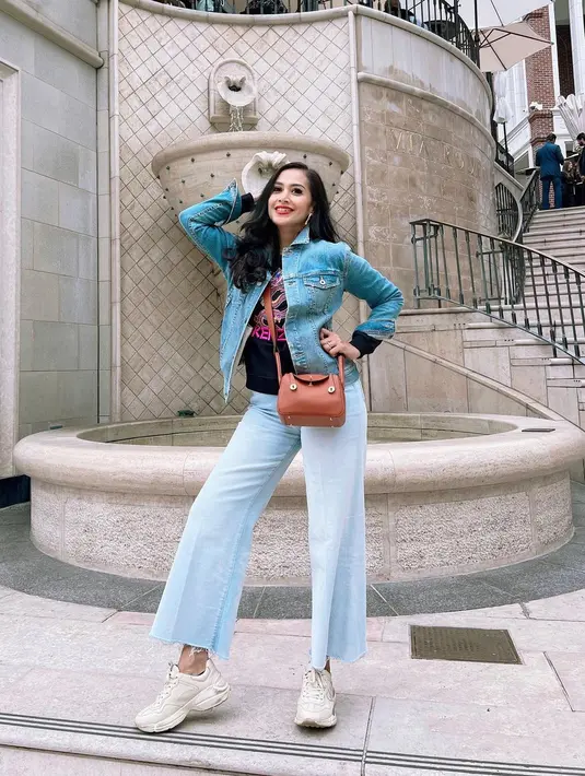 Lagi, outfit kasual ala Diah Permatasari dengan denim on denim. Atasan kaus hitam, dipadunya dengan denim jacket dan pants. Semakin kasual, Diah menambahkan sling bag cokelat dan sneakers favoritnya yang berwarna putih. Foto: Instagram.