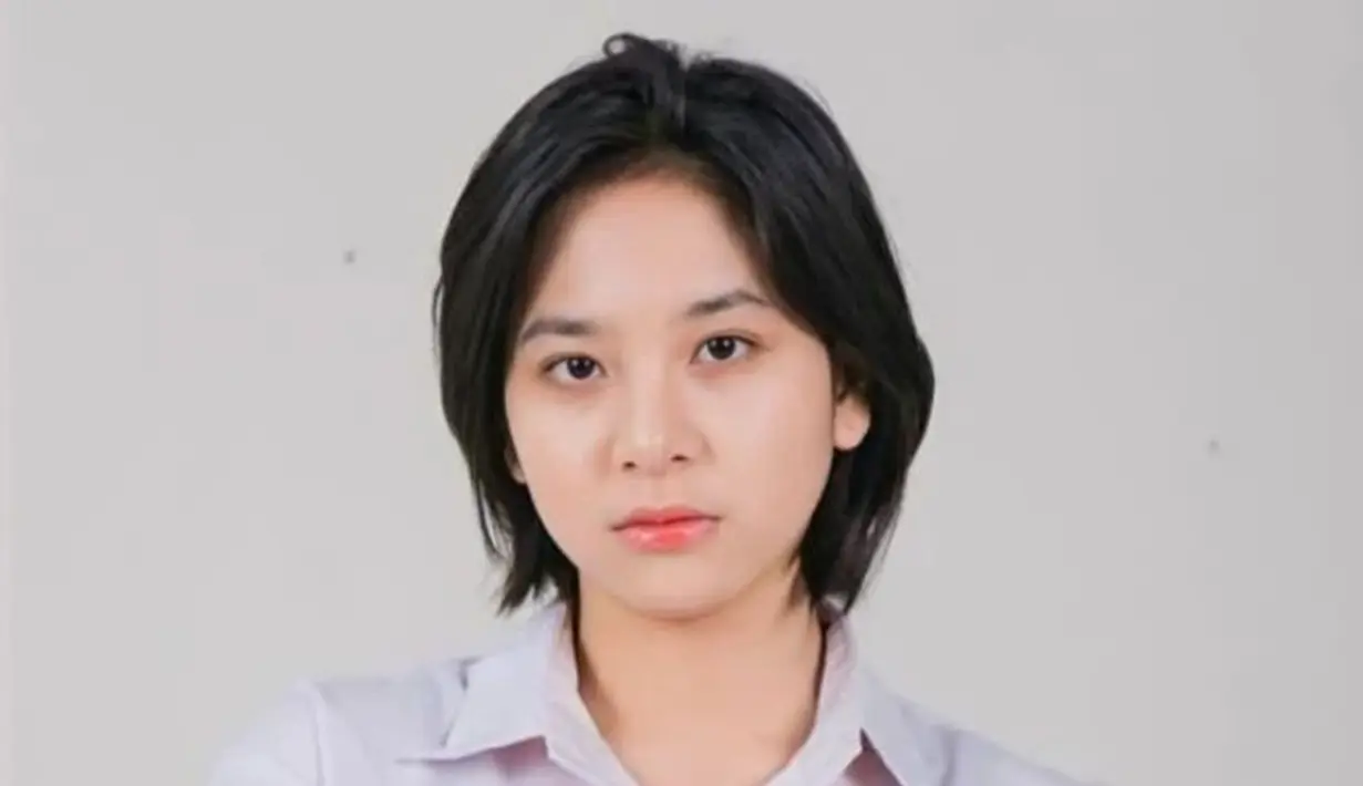 Member JKT48 yang memiliki slogan 'si gadis tomboi dengan semangat meletup-letup' ini tampil totalitas dalam memerankan Ancika. Karakter Ancika di buku Pidi Baiq berambut pendek maka Zee pun tak ragu untuk tampil dengan rambut pendek juga. (Liputan6.com/IG/jkt48.zee)