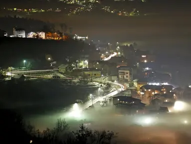 Pemandangan saat polusi udara menyelimuti Kota Sarajevo, Bosnia dan Herzegovina, Minggu (27/12). Kota Sarajevo dilanda polusi udara akibat asap kendaraan bermotor dan industri Beberapa hari terakhir ini. (REUTERS/Dado Ruvic)