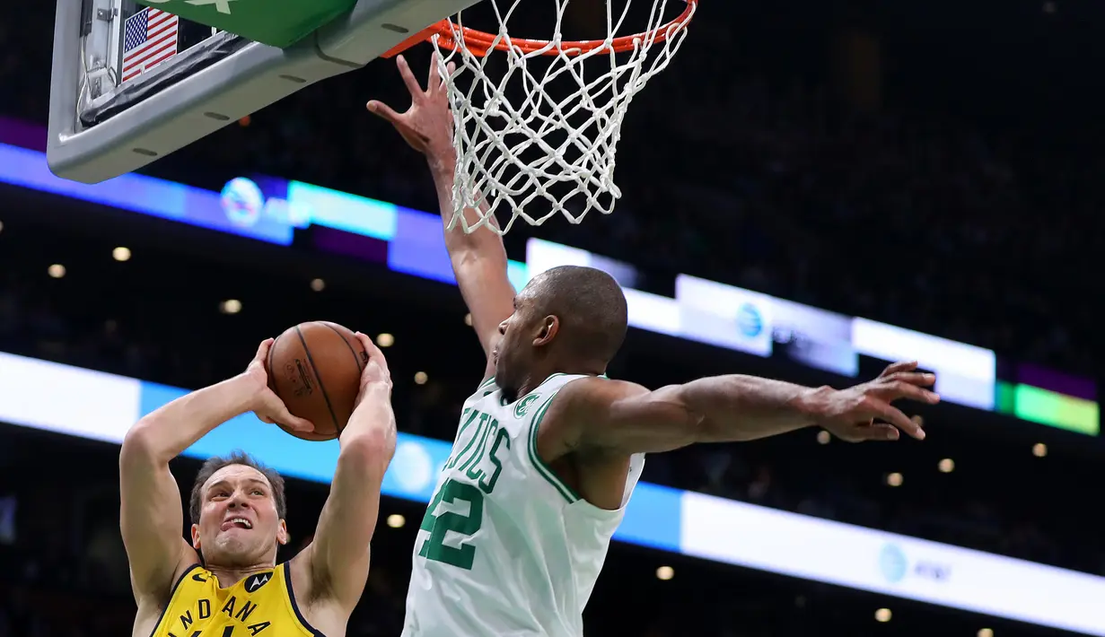 Pebasket Indiana Pacers, Bojan Bogdanovic, berusaha melewati pebasket Boston Celtics, Al Horford, pada laga NBA di TD Garden, Boston, Kamis (10/1). Celtics berhasil menang 135-108 atas Pacers. (AP/Maddie Meyer)