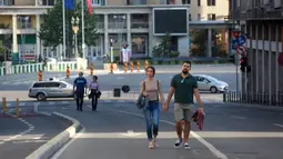 Warga berjalan di Victoriei Avenue, yang ditutup untuk kendaraan namun dibuka bagi pejalan kaki dan pesepeda pada akhir pekan, di Bucharest, Rumania, pada 7 Juni 2020. Setelah dua tahap penerapan langkah pelonggaran, warga Rumania kini menjalani "kehidupan seminormal". (Xinhua/Gabriel Petrescu)