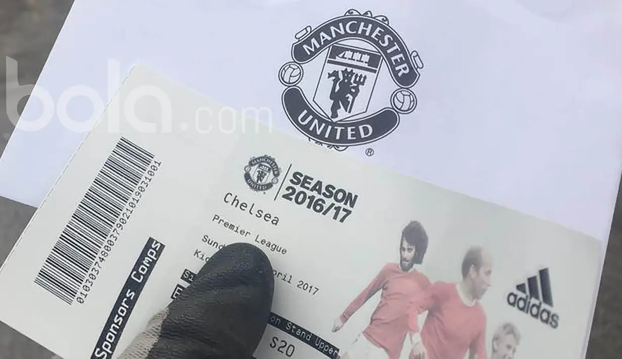 Tiket laga big match Premier League antara Manchester United melawan Chelsea sudah ditangan, saatnya langsung meluncur ke Stadion Old Trafford. (Bola.com/Joko Setyo Pramuji)
