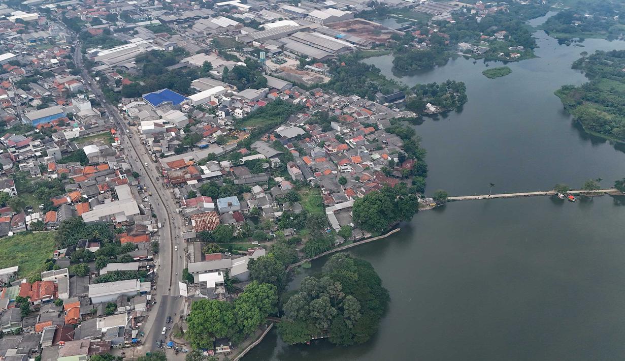 Keunggulan utama Situ Cipondoh terletak pada lokasinya nan berada di tengah kota dengan suasana relatif tenang. Tampak foto udara memperlihatkan area Situ Cipondoh di Kota Tangerang, Banten, nan tetap berfaedah sebagai area konservasi air sekaligus destinasi rekreasi warga, Rabu (14/4/2026). (merdeka.com/Arie Basuki)