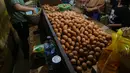 Harga minyak goreng kemasan sederhana hari ini naik tipis menjadi Rp17.530 per liter dari kemarin Rp17.380. (Liputan6.com/Angga Yuniar)