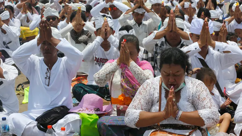 Jelang Nyepi, Ribuan Umat Hindu Bali Gelar Ritual Melasti