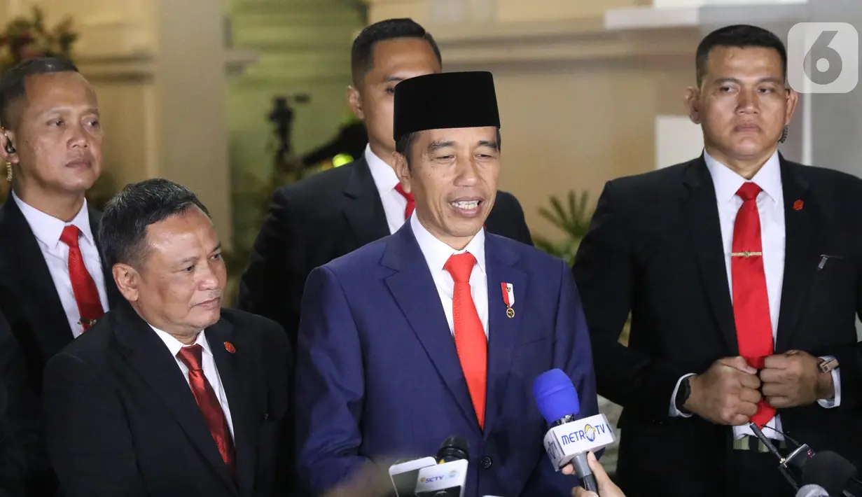 Presiden Joko Widodo atau Jokowi memberi keterangan saat tiba di Istana Merdeka, Jakarta, Minggu (20/10/2019). Usai dilantik menjadi Presiden RI untuk kedua kalinya, Jokowi  langsung kembali ke Istana Merdeka. (Liputan6.com/Angga Yuniar)