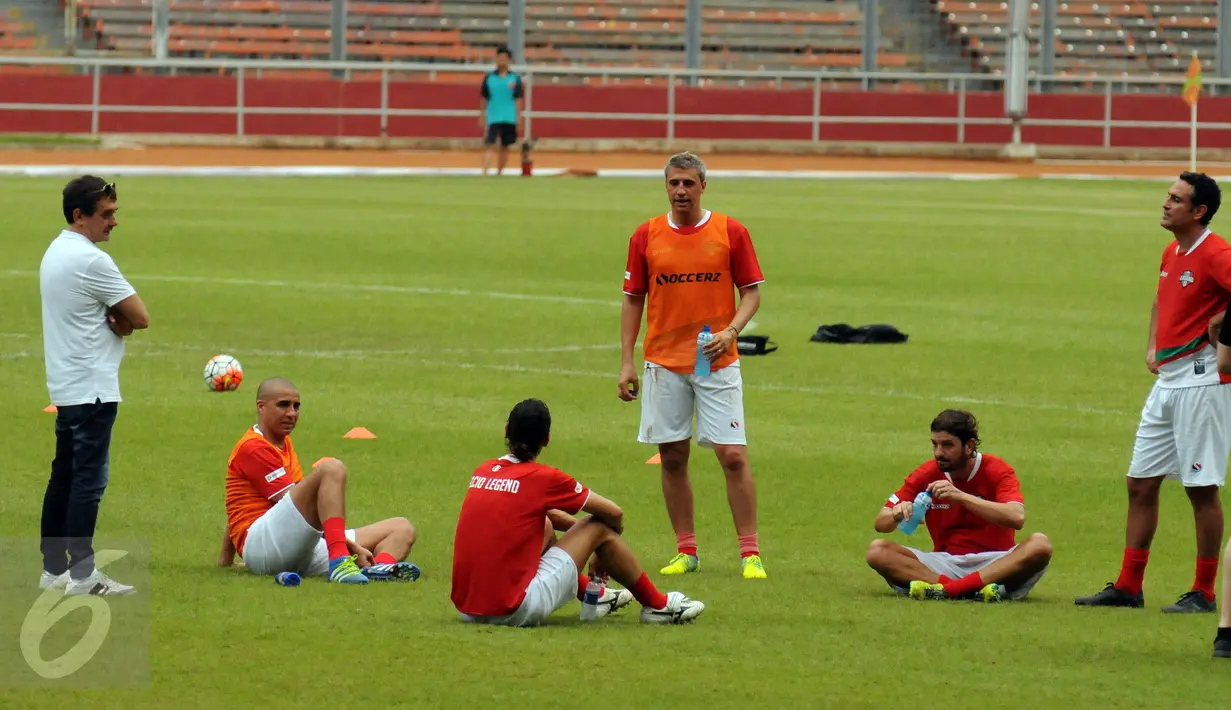 Legenda Liga Italia asal Argentina, Hernan Crespo (tengah) berbincang dengan rekannya usai latihan jelang laga melawan Primavera Baretti di Stadion GBK, Jakarta, Jumat (20/5/2016). Laga kedua tim digelar Sabtu (21/5). (Liputan6.com/Helmi Fithriansyah)