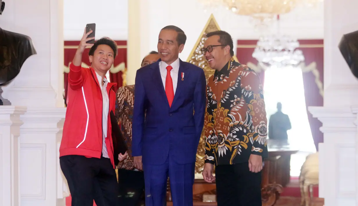 Pebulutangkis, Liliyana Natsir berswafoto dengan Presiden Joko Widodo dan Menpora Imam Nahrawi di Istana Merdeka, Jakarta, Selasa (29/1). Liliyana, yang telah memutuskan pensiun sebagai atlet bulu tangkis, berpamitan kepada Jokowi. (Liputan6.com/HO/Ran)