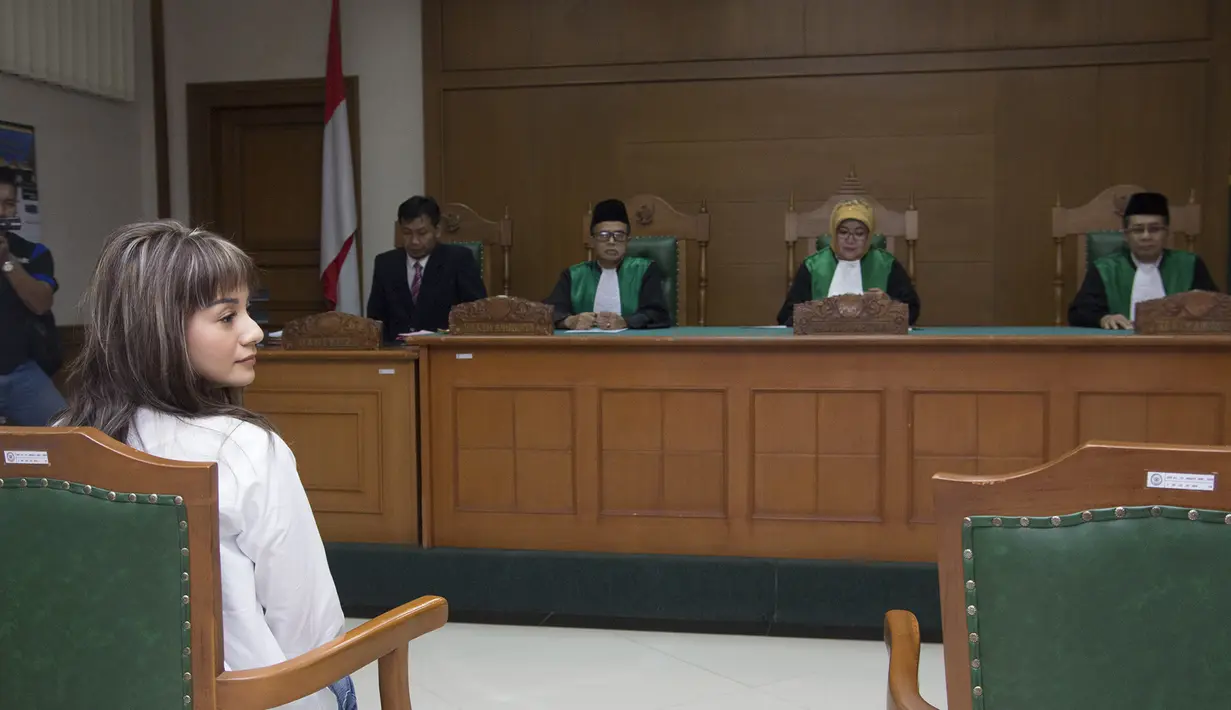 "Sebenarnya sejak awal, ada percekcokan yang akhirnya berjalan terus dan memuncak akhir-akhir ini. Sejak awal pernikahan," tukas Kirana Larasati. (Nurwahyunan/Bintang.com)