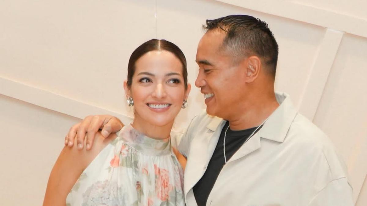 Penampilan Nia Ramadhani saat Berikan Kejutan Ulang Tahun Suaminya ke-47, Kenakan Long Dress hingga Tube Top