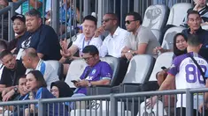 Pemilik Persik Kediri, Athur Irawan terlihat berdiskusi dengan pelatih Timnas Indonesia, Patrick Kluivert, saat menyaksikan langsung pertandingan Persita Tangerang dalam laga pekan ke-22 BRI Liga 1 di Indomilk Arena, Tangerang, pada Jumat (7/2/2025) sore WIB. (Bola.com/M Iqbal Ichsan)