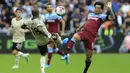 Bek Manchester United, Ashley Young (kiri) berebut bola dengan gelandang West Ham, Felipe Anderson selama pertandingan lanjutan Liga Inggris di stadion London (22/9/2019). West Ham menang 2-0 atas Manchester United. (AP Photo/Leila Coker)