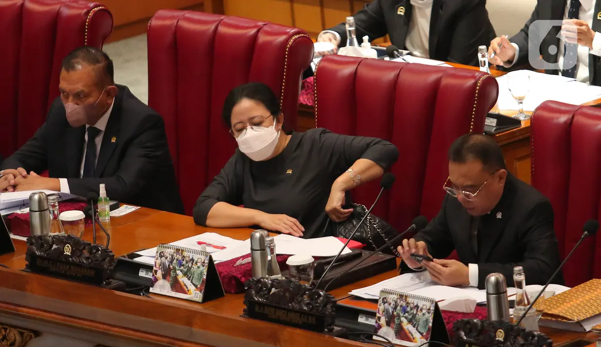 Ketua DPR RI Puan Maharani saat rapat paripurna ke-26 masa persidangan V tahun 2021-2022 di Kompleks Parlemen, Senayan, Jakarta, Kamis (30/6/2022). Rapat menyampaikan hasil pembahasan pembicaraan pendahuluan RAPBN tahun anggaran 2023 dan rencana kerja pemerintah tahun 2023. (Liputan6.com/Angga Yuniar)