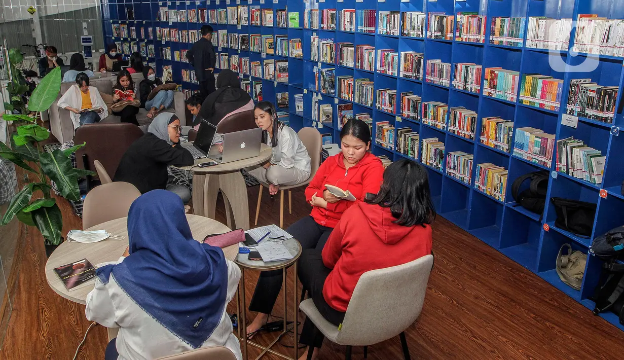 Sesuai dengan namanya, taman ini memudahkan pengunjung mengakses literasi melalui perpustakaan yang dilengkapi dengan pendingin ruangan. (Liputan6.com/Johan Tallo)