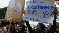 Para buruh mengadakan unjuk rasa dengan membawa sejumlah tuntutan, salah satunya kenaikan upah sebesar 30% di tahun 2015 mendatang (Liputan6.com/Herman Zakharia)
