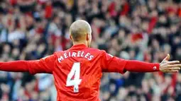 Selebrasi gol gelandang Liverpool Raul Meireles ke gawang Wigan Athletic dalam lanjutan EPL yang berlangsung di Anfield Stadium, 12 Februari 2011. AFP PHOTO / PAUL ELLIS