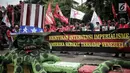 Massa yang tergabung dalam Gerakan Buruh untuk Rakyat (Gebrak) menggelar unjuk rasa di depan Kedutaan Besar Amerika Serikat, Jakarta, Selasa (12/2). Massa memenuhi ruas jalan dengan membawa spanduk dukungan terhadap Venezuela. (Liputan6.com/Faizal Fanani)