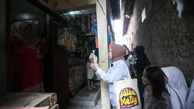 Melly Goeslaw Mulai Kampanye dengan Membagikan Ratusan Susu dan Makanan kepada Warga Cijaura Bandung. (ist)