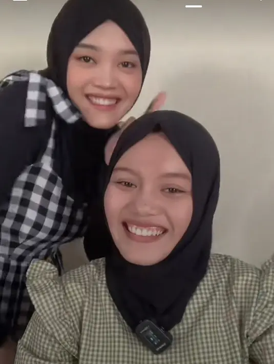 Selain Putri Delina, ada banyak artis yang punya kembaran dan berakhir menemui kembarannya meskipun berada di tempat yang jauh. Momen pertemuan para artis dengan kembarannya ini selalu sukses bikin netizen sulit membedakan. (Liputan6.com/TikTok/@putridelina)