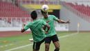 Pemain Timnas Indonesia, Fachruddin Aryanto, menyundul bola saat latihan di SUGBK, Jakarta, Sabtu (24/11). Latihan ini persiapan jelang laga Piala AFF 2018 melawan Filipina. (Bola.com/Vitalis Yogi Trisna)