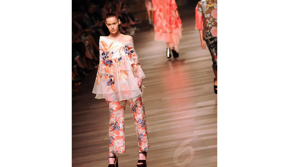 Seorang model memperagakan busana dengan celana ala Samurai Jepang, Jakarta, (17/6/14). (Liputan6.com/Faisal R Syam)