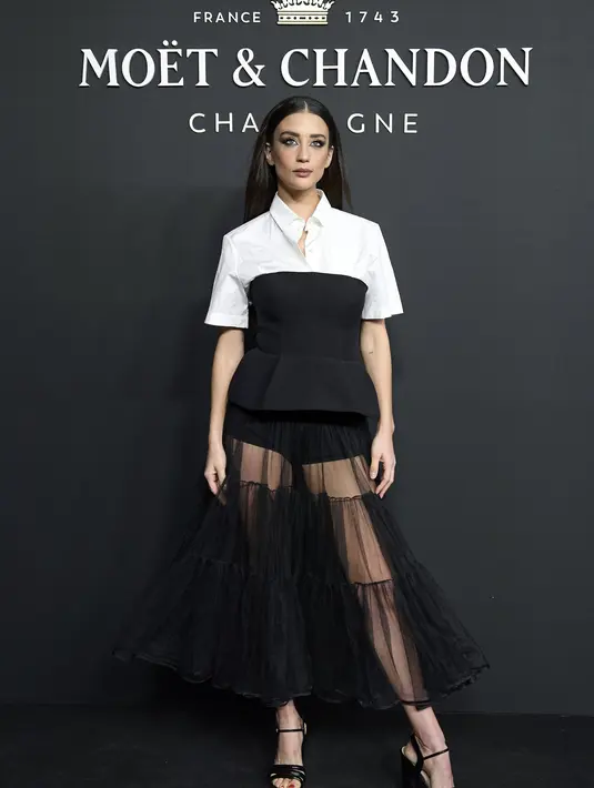 Tule dan kemeja bisa jadi kombinasi sempurna. Kamu hanya perlu menambahkan korset untuk memaksimalkan gaya. (foto: Christian Dior)