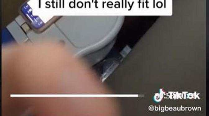 Posturnya Terlalu Tinggi, Pria Dapat Kursi Gratis di First Class Saat Naik Pesawat. foto: TikTok @bigbeaubrown