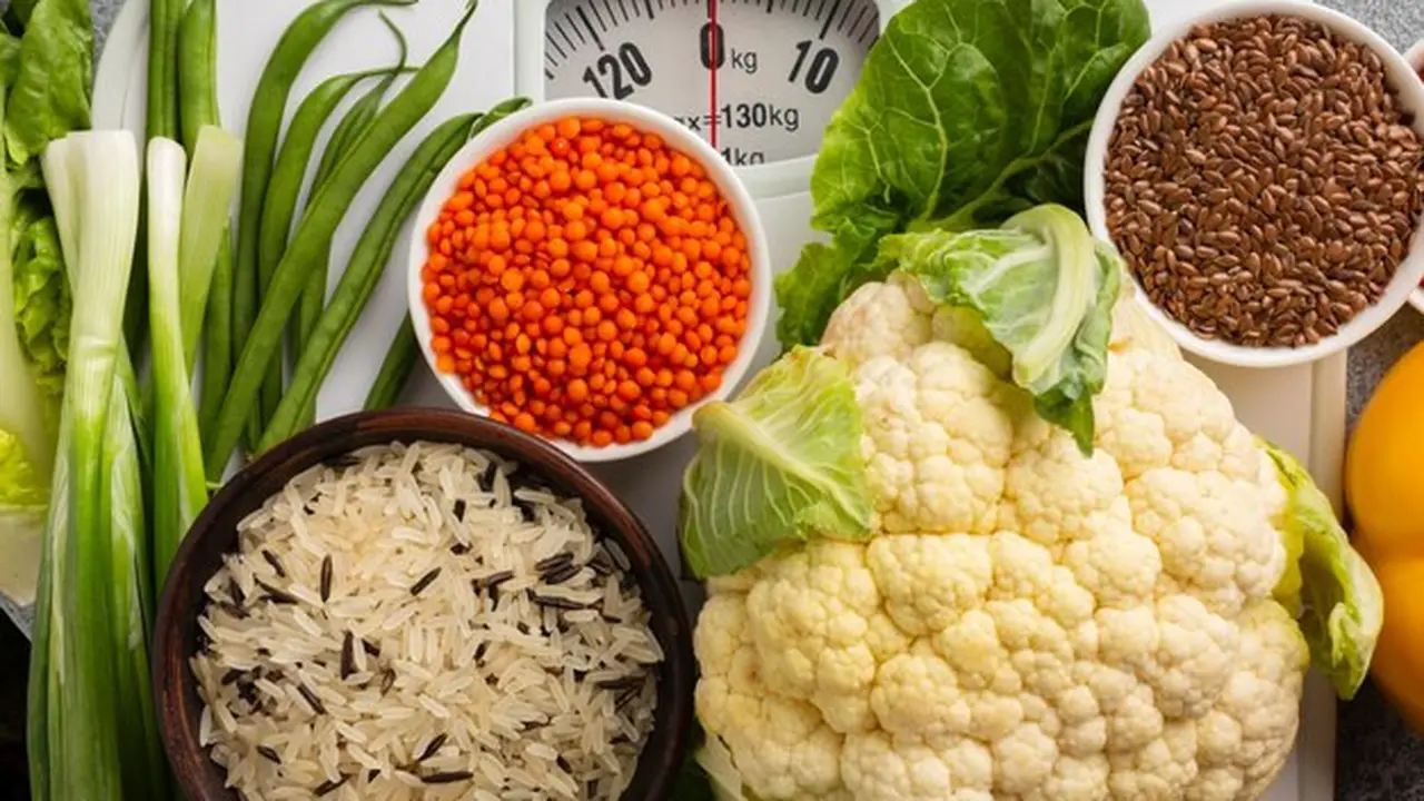 Bahan makanan yang terdiri dari beras dan sayuran beserta timbangan badan (Foto Dok: Freepik/freepik)
