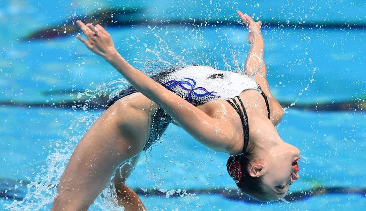 Perenang indah Jepang, Adachi Yumi, sedang beraksi di nomor Mixed Duet Technical Kejuaraan Dunia Akuatik 2015 di Kazan, Rusia. (25/7/2015). (AFP PHOTO/Christophe Simon)