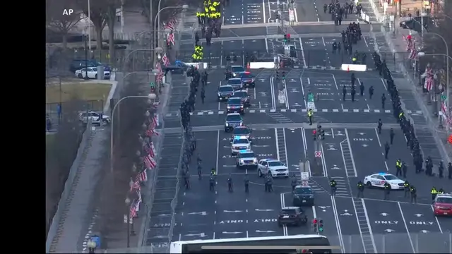 Rombongan mobil dari presiden terpilih Joe Biden dan wakil presiden Kamala Harris menuju Gedung Capitol Hill AS jelang acara pelantikan pada Rabu (20/1/2021).
