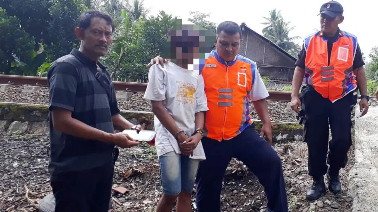IR (17) berhasil ditangkap setelah Berulangkali melempar kereta yang melintas di Bantarsari, Cilacap. (Liputan6.com/PT KAI Daop 5 PWT/Muhamad Ridlo)