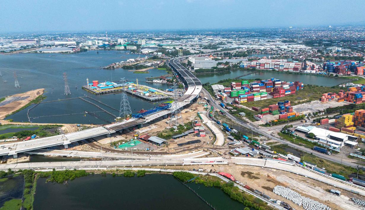 Gambar udara menunjukkan pembangunan Jalan Tol Laut Semarang-Demak, sebuah mega-proyek nasional yang dirancang untuk mengatasi banjir pasang surut air laut yang sering terjadi di sepanjang pantai utara, di Semarang, Jawa Tengah, pada Minggu 19 April 2026. Pembangunan Jalan Tol Semarang-Demak Seksi 1 (Kaligawe-Sayung) sepanjang 10,64 km terus dipercepat dengan progres mencapai lebih dari 50% per akhir 2025. (DEVI RAHMAN/AFP)