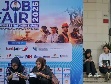 Para pencari kerja mendaftar melalui ponsel mereka di salah satu event bursa kerja, Surabaya, Jawa Timur pada Selasa 7 April 2026. Dinas Perindustrian dan Tenaga Kerja (Disperinaker) Kota Surabaya, Jawa Timur, menggelar Job Fair Surabaya Industrial & Labour (SIL) 2026. (JUNI KRISWANTO/AFP)