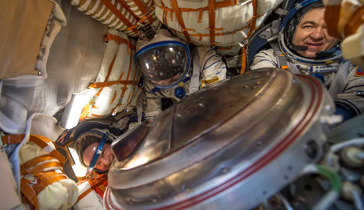 Jeff Williams, Alexey Ovchinin dan Oleg Skripochka berada di dalam kapsul pesawat luar angkasa Soyuz TMA-20M saat mendarat di dekat Kota Zhezkazgan, Kazakhstan, Rabu (7/9).  (Bill Ingalls/NASA/Reuters)