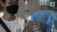 Vaksinator menyuntikkan vaksin AstraZeneca kepada warga saat peresmian Sentra Vaksinasi COVID-19 di RS St. Carolus, Jakarta, Senin (14/6/2021). Sentra vaksinasi ini akan beroperasi selama tiga bulan hingga tanggal 26 September 2021. (Liputan6.com/Johan Tallo)