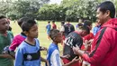 Para pesepak bola muda menyalami pelatih Bali United, Indra Sjafri, saat tiba di Lapangan MAN Insan Cendikia, Tangerang, Jumat (8/1/2016). (Bola.com/Vitalis Yogi Trisna)