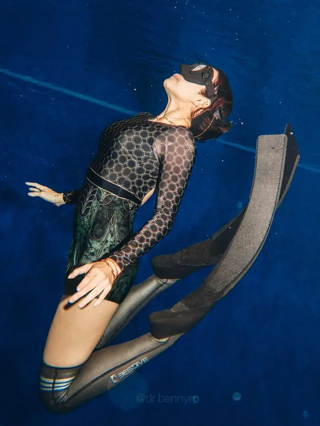 7 Pose Gisella Anastasia di Kolam Renang, Tekuni Olahraga Diving