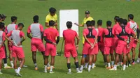BRI Liga 1: Dikritik Minim Strategi, Pelatih Arema Peragakan Banyak Skema dalam Sesi Latihan