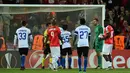 Penjaga gawang Inter Milan Samir Handanovic (kedua dari kanan) menerima kartu merah pada laga melawan Hapoel Beer Sheva di Yaakov Turner Toto Stadium, Yerusalem, Kamis (24/11/2016) waktu setempat. (Bola.com/dok. Inter Milan)
