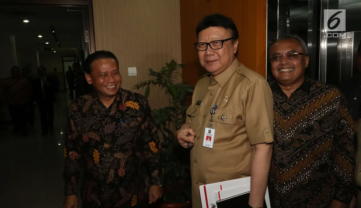 Mendagri Tjahjo Kumolo (tengah) bersama ketua Bawaslu, Abhan (kiri) saat menyambangi kantor Bawaslu di Jakarta, Selasa (9/1). Menurut Tjahjo, pihaknya dapat terlibat dalam pengawasan pelaksanaan Pilkada tersebut. (Liputan6.com/Angga Yuniar)