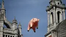 Balon udara berbentuk babi melayang di atas Victoria and Albert Museum di London, Inggris, Rabu (31/8). Balon babi berwarna pink milik Pink Floyd itu untuk mempromosikan acara "The Pink Floyd Exhibition: Their Mortal Remains". (REUTERS/Peter Nicholls)